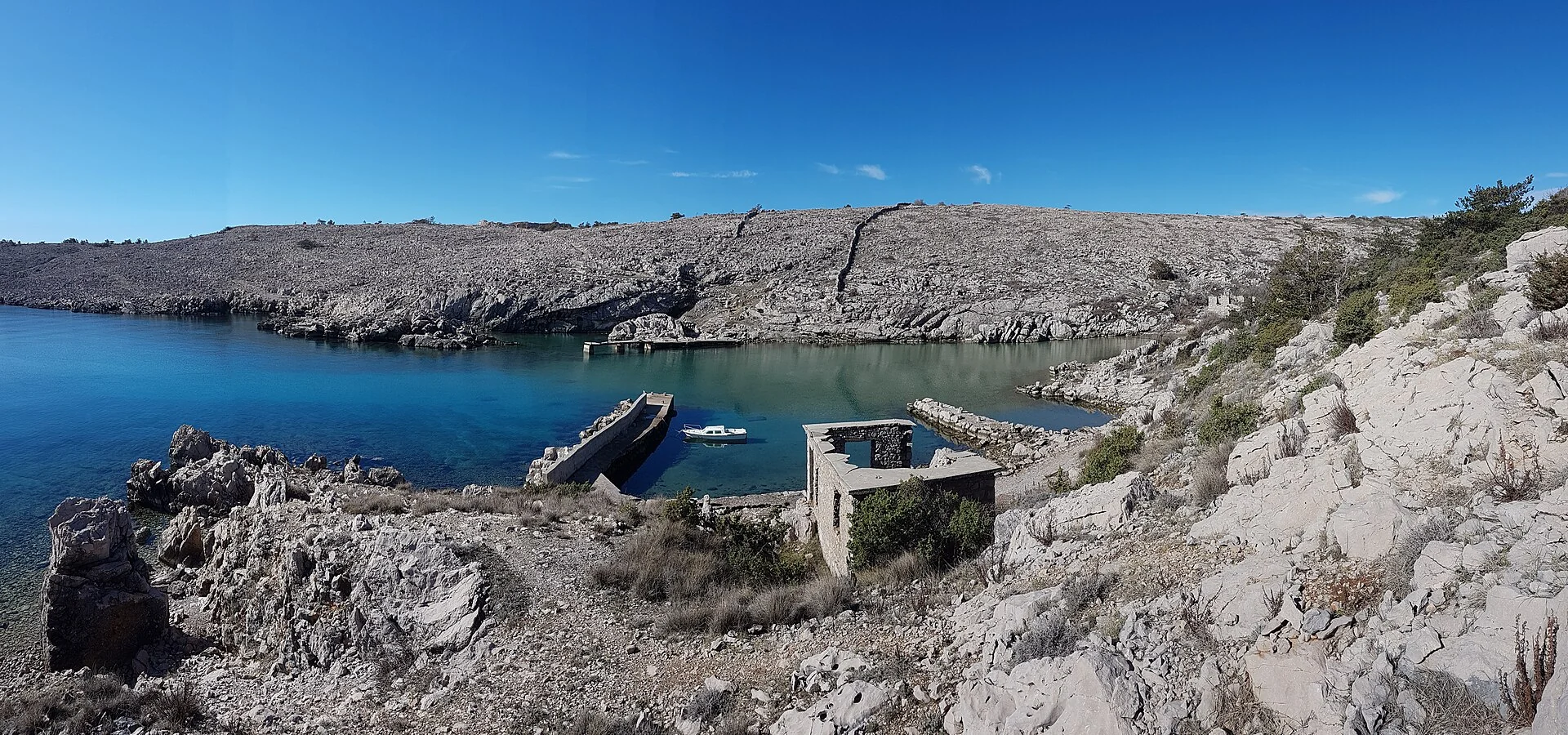 Côte rocheuse près de Rudine, au nord-est de Krk